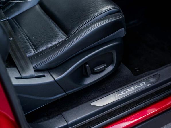 Jaguar E-Pace I с пробегом 2018 года, цена 2 220 000 рублей, 215253 км, внедорожник, Автокод Объявления