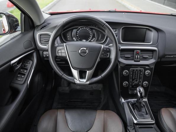 Volvo V40 Cross Country I Рестайлинг с пробегом 2019 года, цена 1 899 000 рублей, 76671 км, хэтчбек, Автокод Объявления