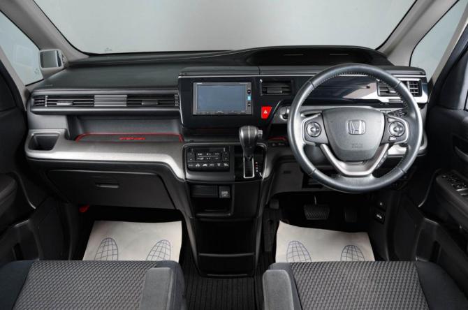 Honda Stepwgn V с пробегом 2016 года, цена 1 799 000 рублей, 135000 км, минивэн, Автокод Объявления