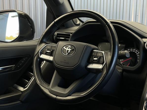 Toyota Land Cruiser 300 Series с пробегом 2021 года, цена 10 987 000 рублей, 64929 км, внедорожник, Автокод Объявления