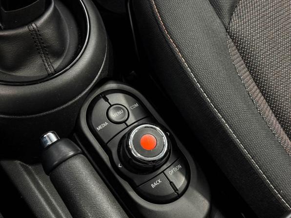 Mini Hatch III (F55/F56) Рестайлинг с пробегом 2019 года, цена 1 655 000 рублей, 48086 км, хэтчбек, Автокод Объявления