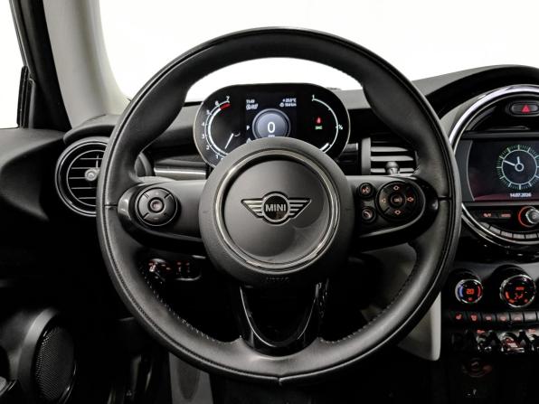 Mini Hatch III (F55/F56) Рестайлинг с пробегом 2021 года, цена 2 950 000 рублей, 65664 км, хэтчбек, Автокод Объявления