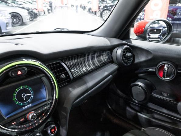 Mini Hatch III (F55/F56) Рестайлинг с пробегом 2019 года, цена 2 799 000 рублей, 54711 км, хэтчбек, Автокод Объявления
