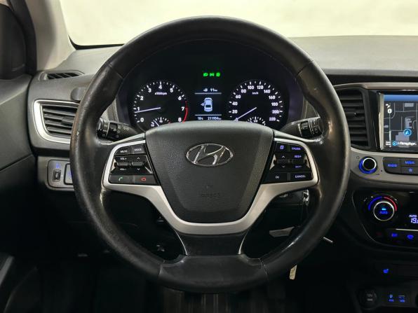 Hyundai Solaris II с пробегом 2018 года, цена 910 000 рублей, 211610 км, седан, Автокод Объявления