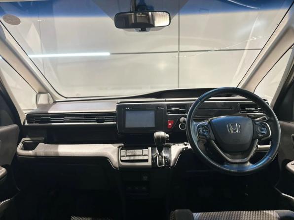 Honda Stepwgn V с пробегом 2016 года, цена 1 750 000 рублей, 201000 км, минивэн, Автокод Объявления