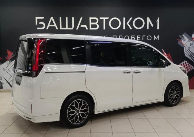 Toyota Esquire I с пробегом 2015 года, цена 1 999 000 рублей, 142500 км, минивэн, Автокод Объявления