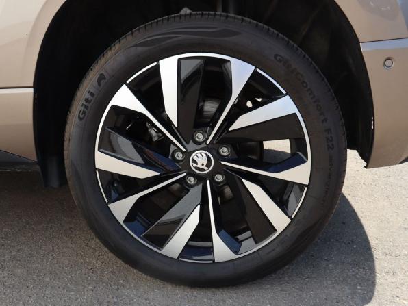 Skoda Karoq I Рестайлинг с пробегом 2024 года, цена 2 780 000 рублей, 3689 км, внедорожник, Автокод Объявления