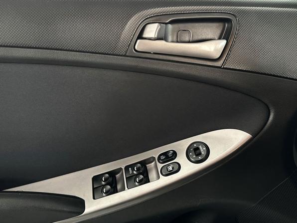Hyundai Solaris I Рестайлинг с пробегом 2015 года, цена 950 000 рублей, 179243 км, хэтчбек, Автокод Объявления