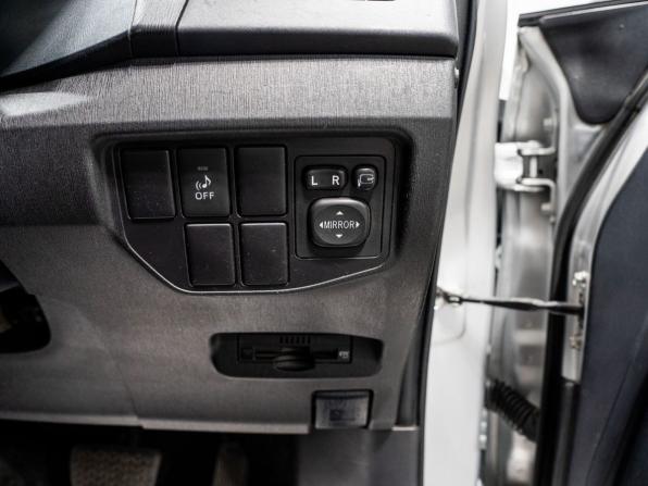 Toyota Prius III Рестайлинг (XW30) с пробегом 2015 года, цена 1 330 000 рублей, 157600 км, лифтбек, Автокод Объявления