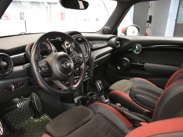 Mini Hatch III (F55/F56) Рестайлинг с пробегом 2018 года, цена 2 798 000 рублей, 70826 км, хэтчбек, Автокод Объявления