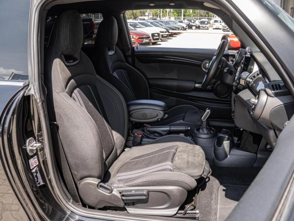 Mini Hatch III (F55/F56) Рестайлинг с пробегом 2019 года, цена 2 730 000 рублей, 136816 км, хэтчбек, Автокод Объявления