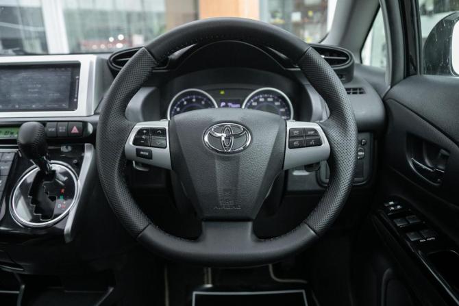 Toyota Wish II Рестайлинг с пробегом 2014 года, цена 1 498 000 рублей, 176000 км, минивэн, Автокод Объявления