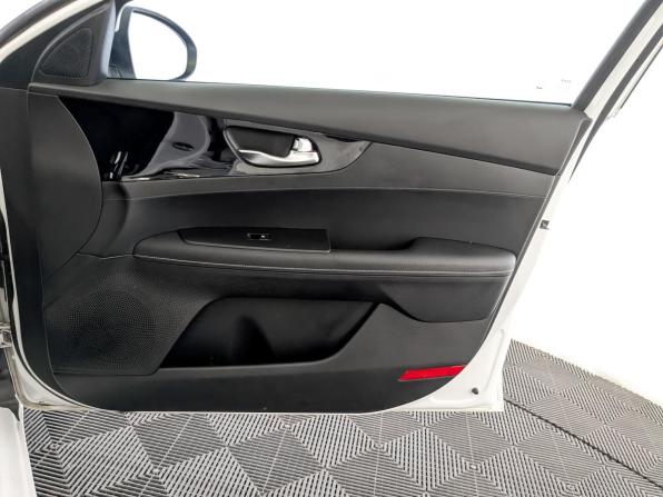 Kia Cerato IV Рестайлинг с пробегом 2022 года, цена 1 699 000 рублей, 131444 км, седан, Автокод Объявления