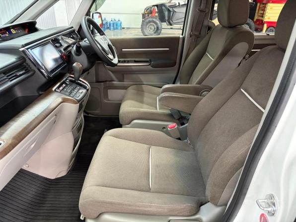 Honda Stepwgn V с пробегом 2016 года, цена 1 677 000 рублей, 205984 км, минивэн, Автокод Объявления
