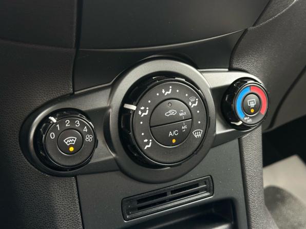 Ford Fiesta Mk6 Рестайлинг с пробегом 2015 года, цена 828 000 рублей, 136100 км, хэтчбек, Автокод Объявления