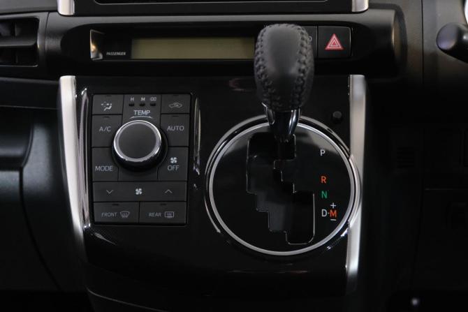 Toyota Wish II Рестайлинг с пробегом 2012 года, цена 1 519 000 рублей, 109360 км, минивэн, Автокод Объявления