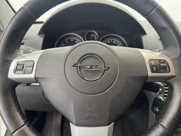 Opel Astra H Рестайлинг с пробегом 2013 года, цена 590 000 рублей, 235752 км, седан, Автокод Объявления