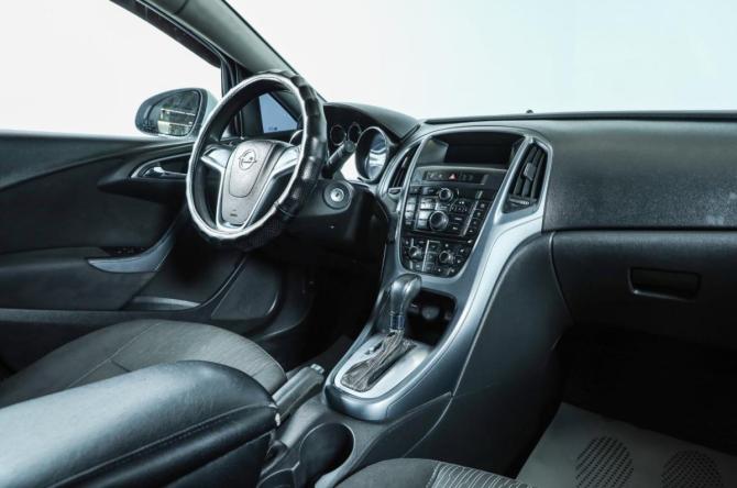 Opel Astra J Рестайлинг с пробегом 2013 года, цена 739 000 рублей, 206000 км, седан, Автокод Объявления