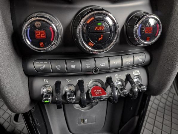Mini Hatch III (F55/F56) Рестайлинг с пробегом 2019 года, цена 2 690 000 рублей, 86114 км, хэтчбек, Автокод Объявления
