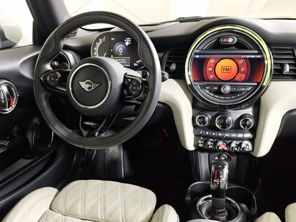 Mini Hatch III (F55/F56) Рестайлинг с пробегом 2021 года, цена 3 495 000 рублей, 14155 км, хэтчбек, Автокод Объявления