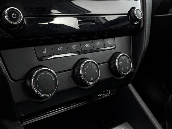Skoda Octavia III (A7) Рестайлинг с пробегом 2019 года, цена 1 200 000 рублей, 204203 км, лифтбек, Автокод Объявления