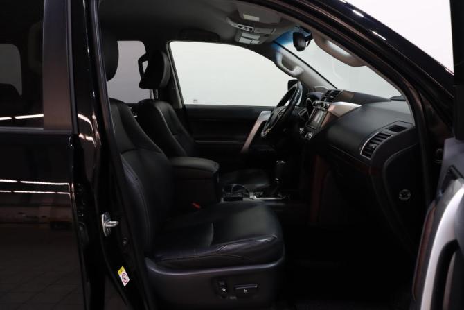 Toyota Land Cruiser Prado 150 Series Рестайлинг 1 с пробегом 2017 года, цена 3 990 000 рублей, 155150 км, внедорожник, Автокод Объявления