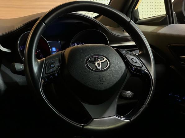 Toyota C-HR I с пробегом 2018 года, цена 2 099 000 рублей, 57200 км, внедорожник, Автокод Объявления