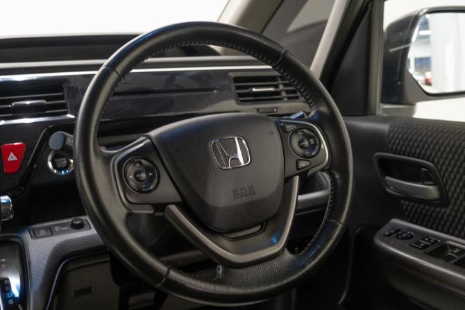 Honda Stepwgn V с пробегом 2017 года, цена 1 889 000 рублей, 136815 км, минивэн, Автокод Объявления