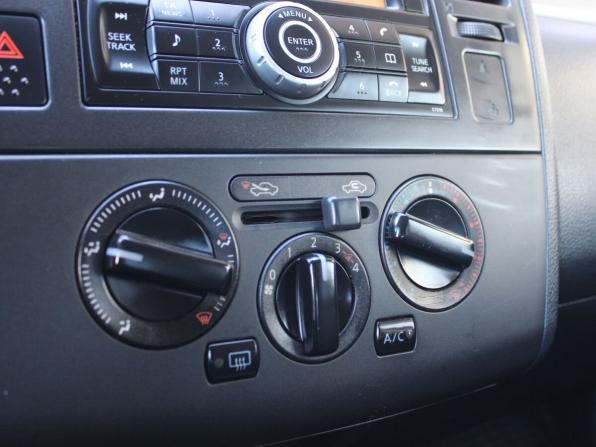 Nissan Tiida I Рестайлинг с пробегом 2010 года, цена 579 000 рублей, 215298 км, хэтчбек, Автокод Объявления
