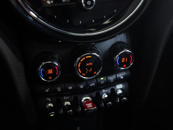 Mini Hatch III (F55/F56) Рестайлинг 2 с пробегом 2021 года, цена 2 339 000 рублей, 70681 км, хэтчбек, Автокод Объявления
