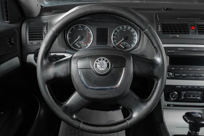 Skoda Octavia II (A5) Рестайлинг с пробегом 2011 года, цена 699 000 рублей, 286000 км, лифтбек, Автокод Объявления