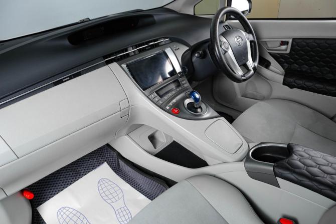 Toyota Prius III (XW30) с пробегом 2014 года, цена 1 049 000 рублей, 322647 км, лифтбек, Автокод Объявления