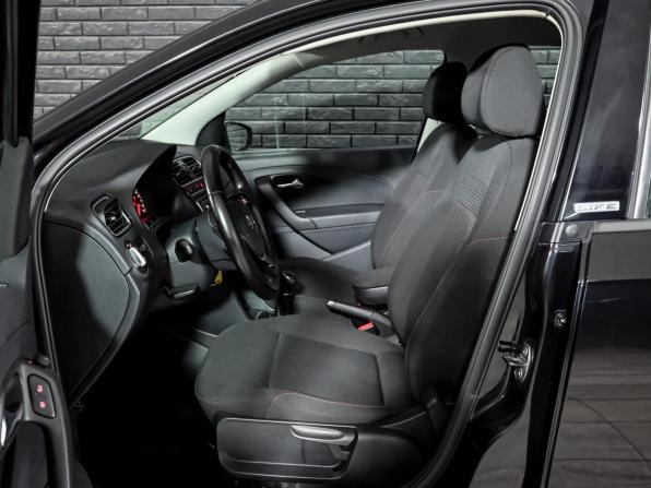 Volkswagen Polo V Рестайлинг с пробегом 2017 года, цена 990 000 рублей, 52743 км, седан, Автокод Объявления