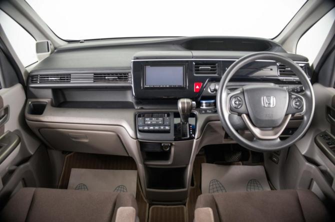 Honda Stepwgn V с пробегом 2015 года, цена 1 899 000 рублей, 82000 км, минивэн, Автокод Объявления