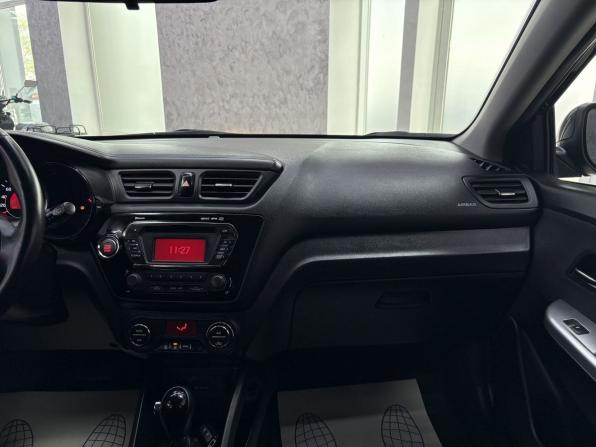 Kia Rio III Рестайлинг с пробегом 2015 года, цена 1 365 000 рублей, 33893 км, хэтчбек, Автокод Объявления