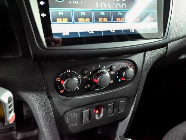Renault Logan II Рестайлинг с пробегом 2018 года, цена 990 000 рублей, 69597 км, седан, Автокод Объявления