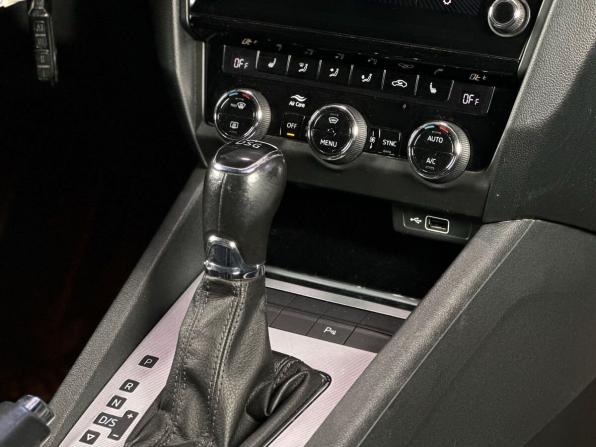 Skoda Octavia III (A7) Рестайлинг с пробегом 2019 года, цена 1 629 000 рублей, 289462 км, лифтбек, Автокод Объявления