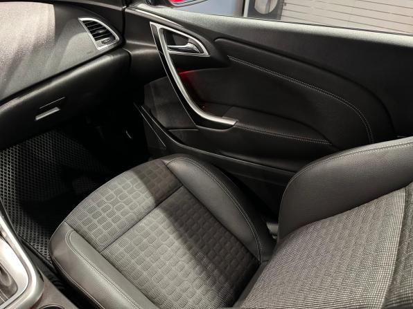 Opel Astra J Рестайлинг с пробегом 2014 года, цена 1 020 000 рублей, 141117 км, хэтчбек, Автокод Объявления