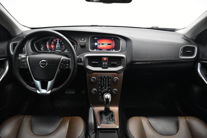Volvo V40 Cross Country I Рестайлинг с пробегом 2017 года, цена 1 920 000 рублей, 100114 км, хэтчбек, Автокод Объявления