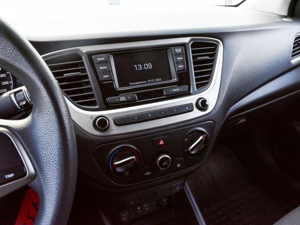 Hyundai Solaris II с пробегом 2018 года, цена 1 250 000 рублей, 111765 км, седан, Автокод Объявления