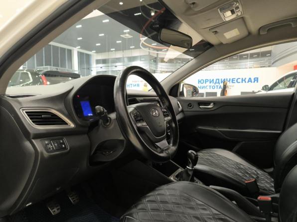 Hyundai Solaris II Рестайлинг с пробегом 2021 года, цена 1 330 000 рублей, 73717 км, седан, Автокод Объявления