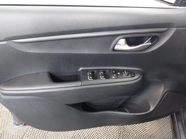 Kia Rio IV Рестайлинг с пробегом 2021 года, цена 1 920 000 рублей, 27100 км, хэтчбек, Автокод Объявления