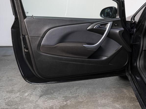 Opel Astra J Рестайлинг с пробегом 2013 года, цена 770 000 рублей, 240000 км, хэтчбек, Автокод Объявления