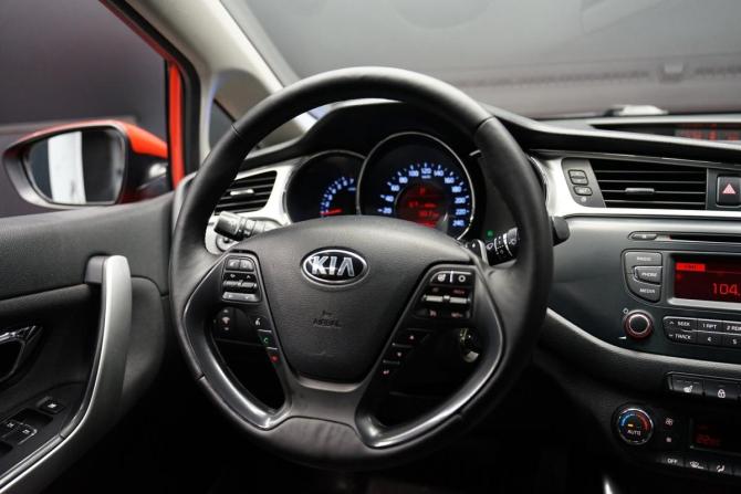Kia Ceed II Рестайлинг с пробегом 2018 года, цена 1 444 000 рублей, 182923 км, хэтчбек, Автокод Объявления