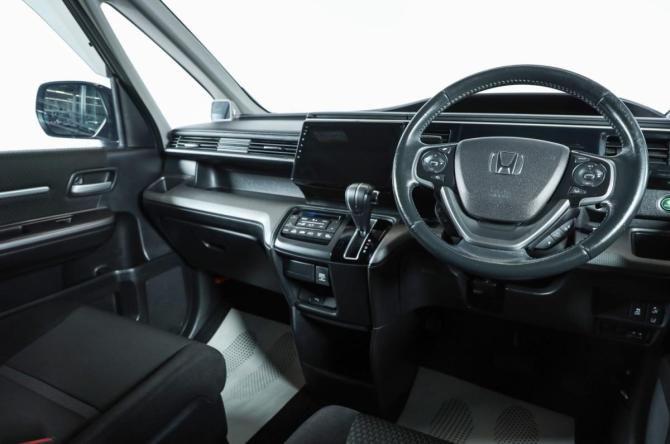 Honda Stepwgn V Рестайлинг с пробегом 2017 года, цена 2 009 000 рублей, 145000 км, минивэн, Автокод Объявления