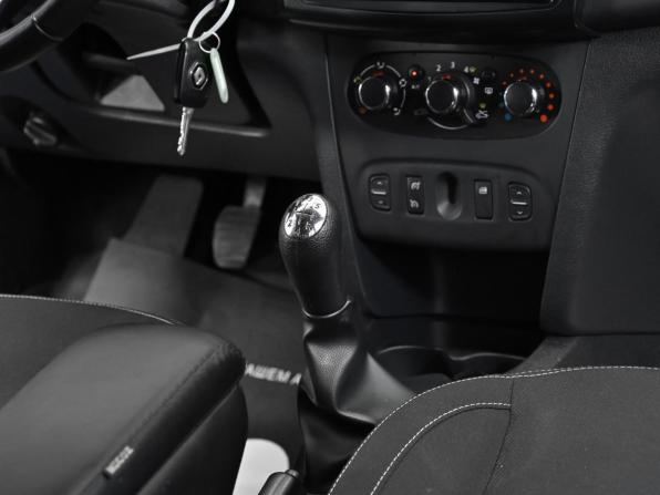 Renault Logan II с пробегом 2018 года, цена 799 000 рублей, 191000 км, седан, Автокод Объявления