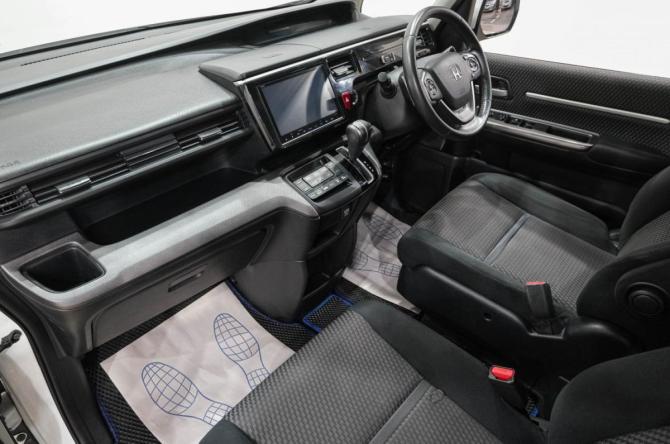 Honda Stepwgn V с пробегом 2016 года, цена 1 799 000 рублей, 117000 км, минивэн, Автокод Объявления