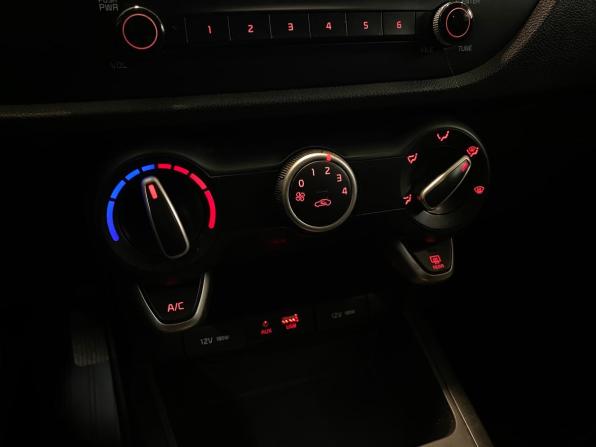 Kia Rio IV с пробегом 2018 года, цена 1 350 000 рублей, 96004 км, хэтчбек, Автокод Объявления