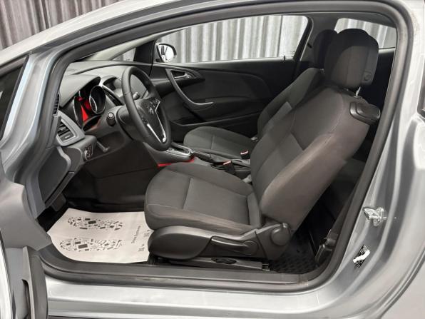 Opel Astra J Рестайлинг с пробегом 2012 года, цена 870 000 рублей, 115000 км, хэтчбек, Автокод Объявления