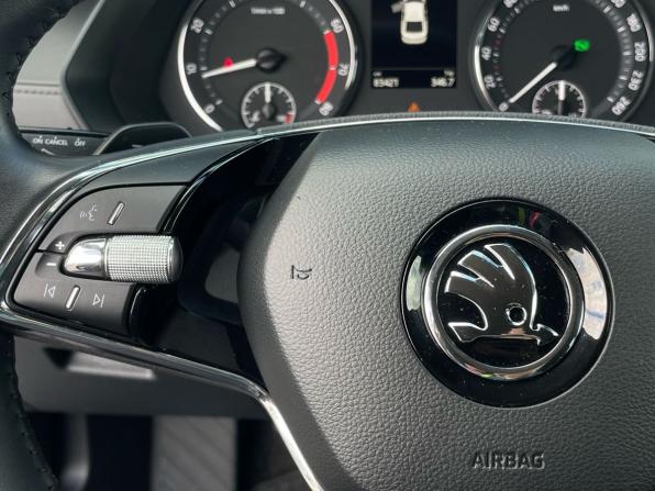 Skoda Octavia IV (A8) с пробегом 2021 года, цена 2 300 000 рублей, 83420 км, лифтбек, Автокод Объявления